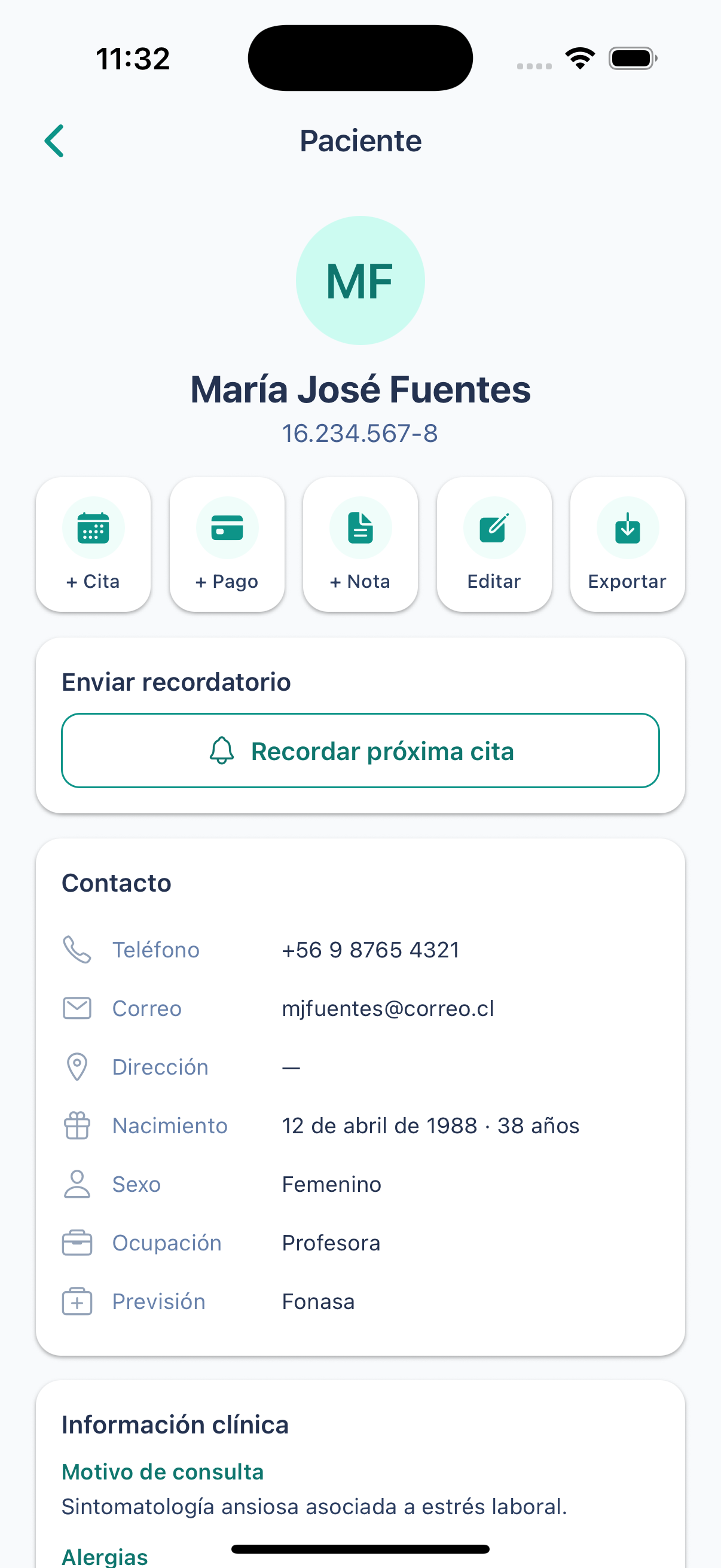 Ficha del paciente en la app de SoloCare para iPhone: contacto, información clínica y datos de identificación